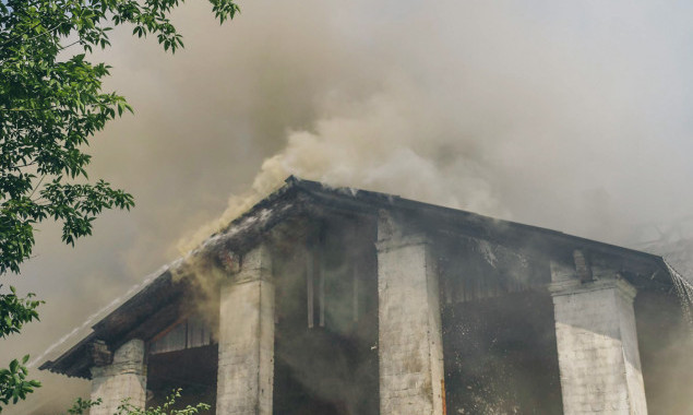 В Соломенском районе Киева горел нежилой двухэтажный дом (фото, видео)