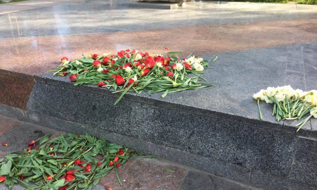 Неизвестные осквернили памятный знак в парке Партизанской славы в Киеве (фото)
