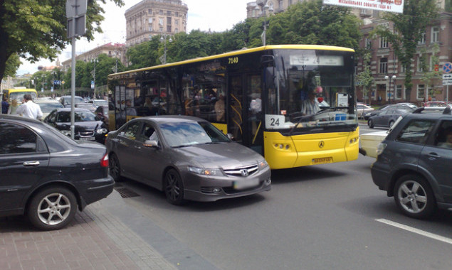 Из-за пробок в центре Киева автобусы трех маршрутов курсируют без соблюдения графика