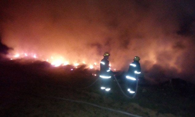 В поселке Калита на Киевщине ночью горел мусор на кладбище (фото)