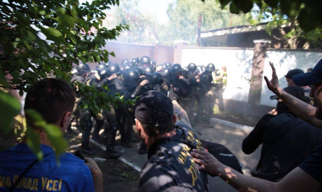 У дома Левочкина в Обуховском районе между полицией и активистами произошли столкновения, пострадали два человека (фото)