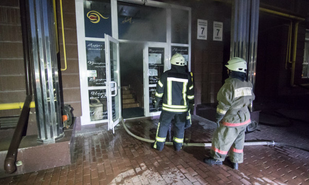 На Оболонской набережной в Киеве горел тренинговый центр (фото, видео)