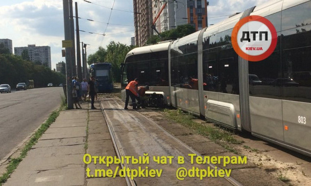 В Киеве сошел с рельс скоростной трамвай: движение заблокировано (фото)