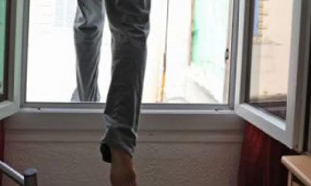 В Киеве школьник выбросился из окна из-за плохой оценки
