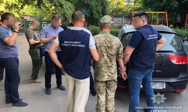 В Киеве на взятке задержали работника кадрового центра Вооруженных сил