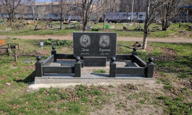 Киевляне требуют безотлагательного решения ситуации с захоронениями животных на улице Евгения Сверстюка
