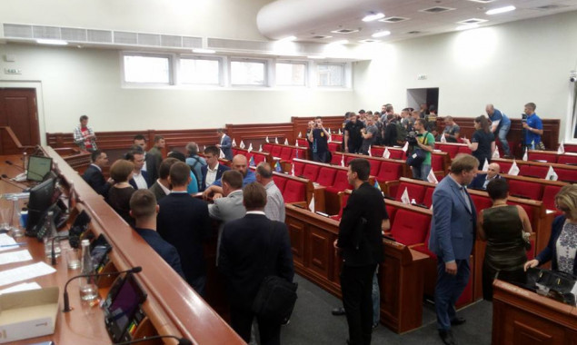 Заседание Киевсовета было прервано из-за испугавшихся народного гнева депутатов от “Солидарности”