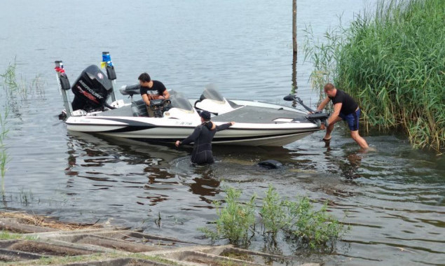 Спасатели на Киевщине на третьи сутки нашли утонувшего в пруду пожилого мужчину