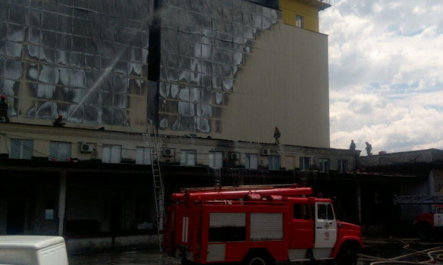В Соломенском районе Киева горел комбинат “Прогресс” (фото, видео)