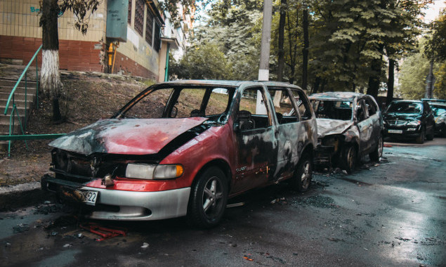 Ночью в Киеве одновременно взорвались два автомобиля одного хозяина (фото)