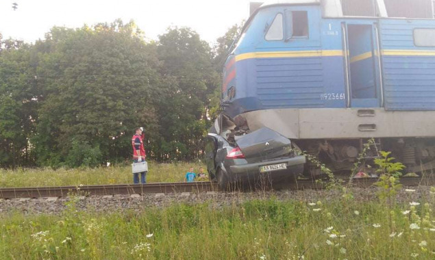 На Киевщине автомобиль попал под поезд (фото)