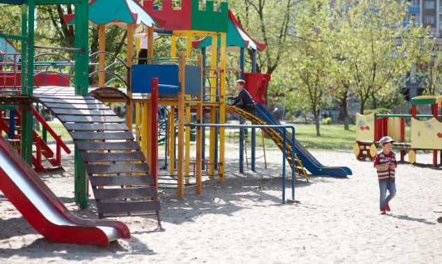 Руководство Деснянской РГА просят проинспектировать детские и спортивные площадки на Троещине