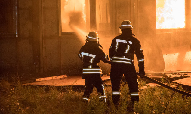 В Дарницком районе Киева горели деревянные здания (фото, видео)