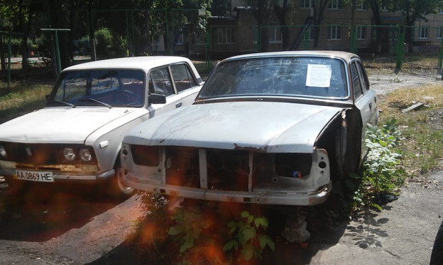 В Деснянском районе Киева эвакуировали 108 бесхозных старых автомобилей (фото)