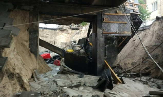 Произошел частичный обвал путепровода над улицей Кирилловской в Киеве (фото, видео)
