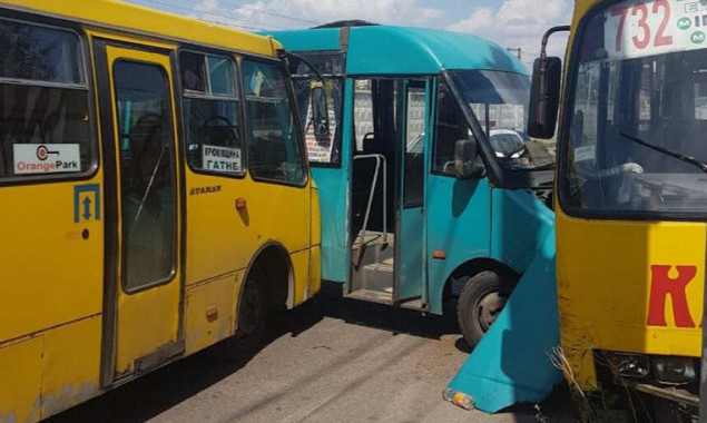 В Вишневом в ДТП с участием трех маршрутных автобусов пострадали два водителя и два пассажира (фото)