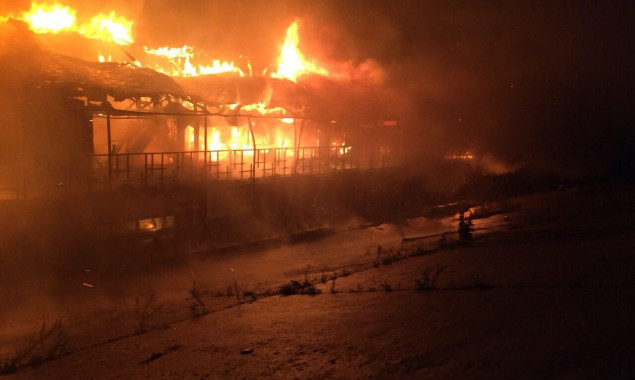 Ночью на Подоле в Киеве сгорел деревянный дебаркадер (фото)