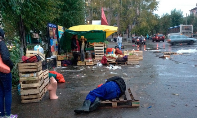 Жители Дарницы жалуются, что из-за городских ярмарок их район превращается в общественную свалку