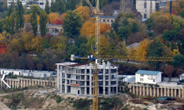 На участке со статусом сквера в Печерском районе возводится жилой комплекс