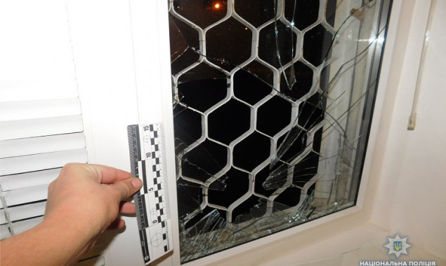 Разбушевавшийся хулиган в Киеве бил окна и поджигал двери соседям (фото)