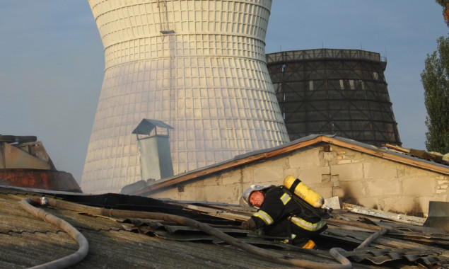 Спасатели Киева около двух часов ликвидировали пожар на складе (фото, видео)