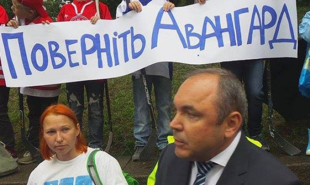 “Верните детям Киева хоккей”: киевляне требуют закончить реконструкцию СК “Авангард” (видео)