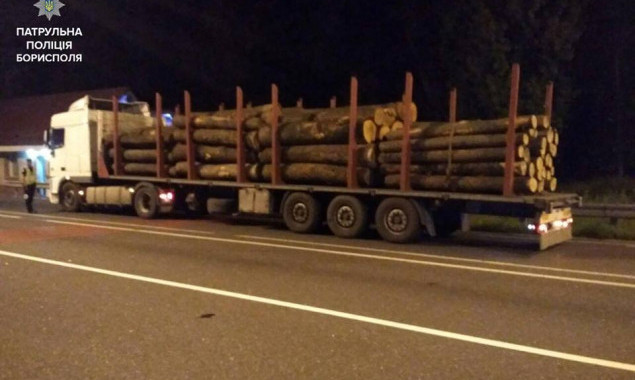 Ночью на Киевщине задержали два грузовых автомобиля по подозрению в незаконной вырубке и перевозке древесины