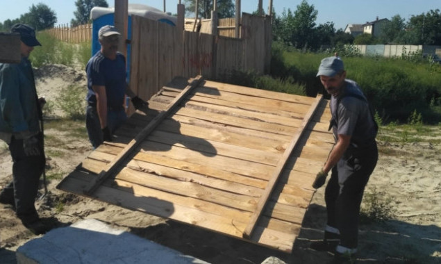 На Осокорках в Киеве работники по благоустройству демонтировали забор стройки  (фото, видео)