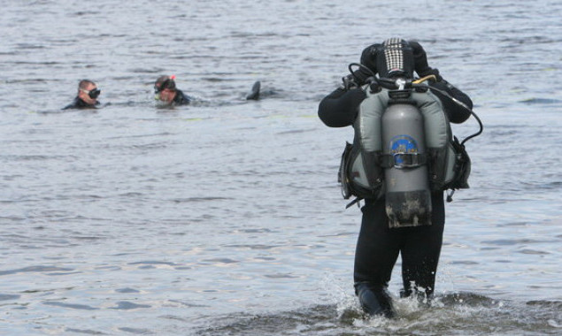 Из озера Голубое в Киеве водолазы достали тело мужчины