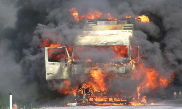 На территории завода в Соломенском районе горели три грузовика