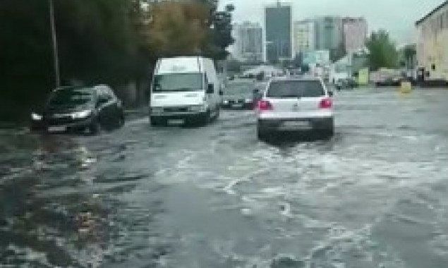 Из-за дождя в Киеве затопило улицу Владимира Брожко (видео)