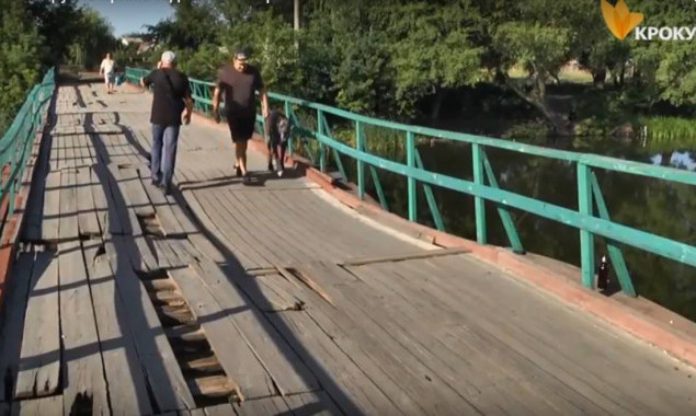 Мост через реку Рось в Белой Церкви превращается в руину (видео)