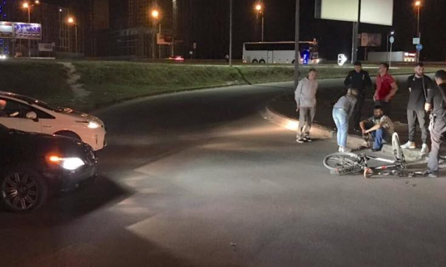 На проспекте Бажана в Киеве пьяный водитель сбил велосипедиста