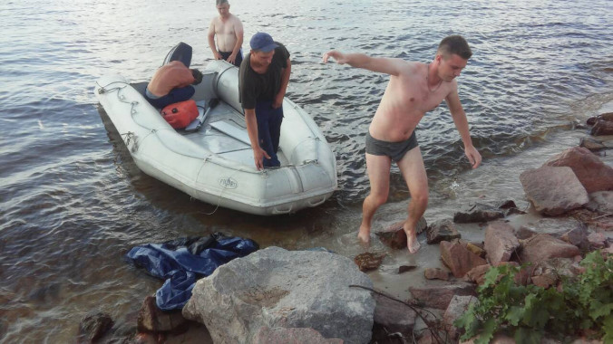 Мужчину на надувном матрасе унесло в Киевское море