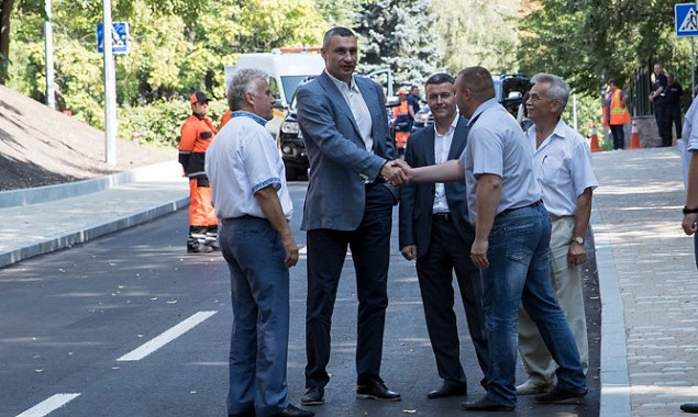 Кличко проверил качество ремонта улицы Генерала Родимцева