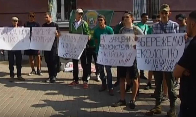 Активисты требуют остановить незаконную добычу песка на Киевщине (видео)