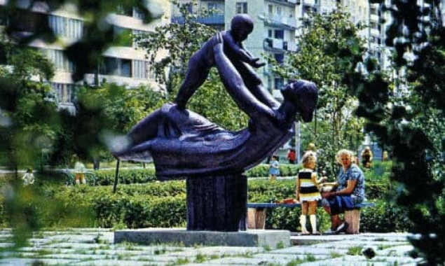 На столичные Березняки планируют вернуть скульптуру “Материнство” (фото)