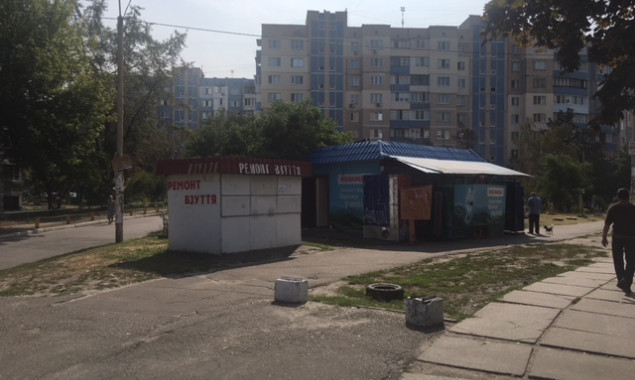 Жители Деснянского района просят столичные власти убрать со сквера “наливайку”