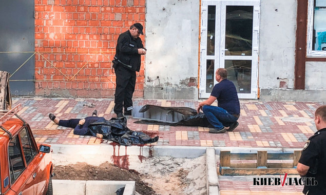 В Киеве женщину убило упавшим со строящегося здания балконным ограждением (фото, видео)