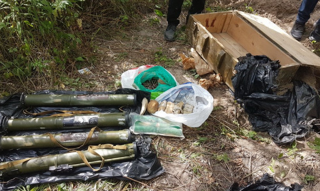 СБУ обнаружила в Киеве схрон с оружием боеприпасами (фото)