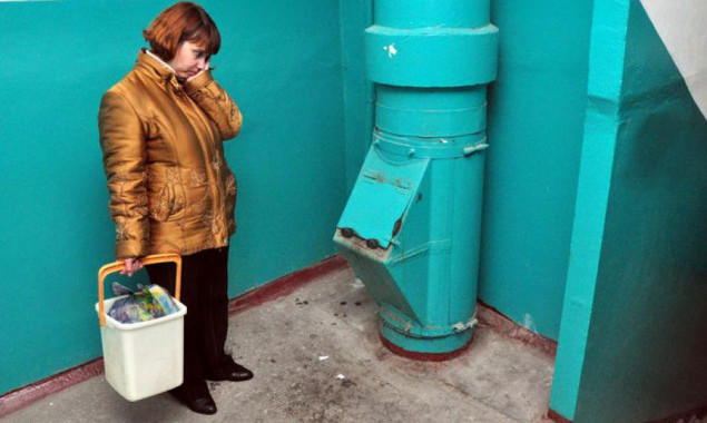 Властям Киева предлагают избавиться от изношенных мусоропроводов в столичных многоэтажках