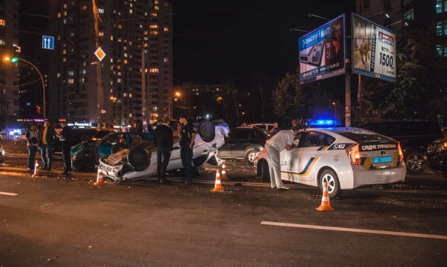 На Харьковском шоссе в Киеве побег от полиции закончился масштабным ДТП (видео)