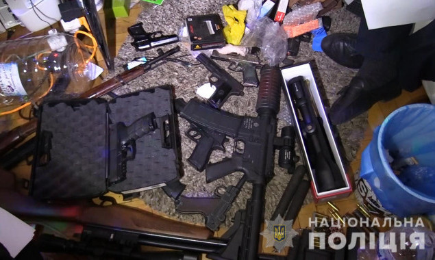 В Киеве нетрезвый мужчина угрожал оружием соседям и правоохранителям (фото, видео)