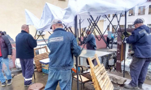 “Киевблагоустройство” взялось за торговцев трусами на Вокзальной площади (фото)