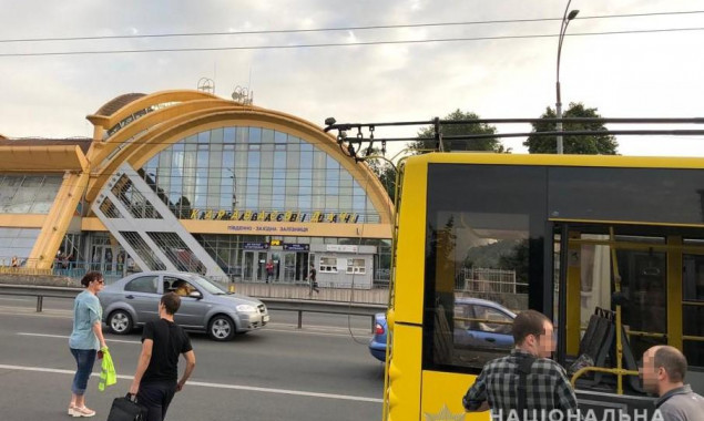 В киевском троллейбусе мужчина устроил стрельбу: пострадали правоохранители