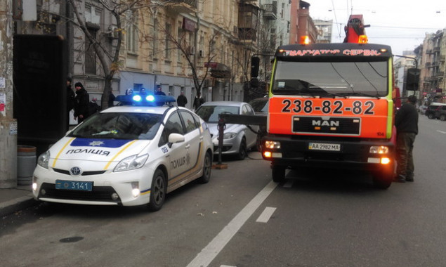 Автомобили киевлян продолжит эвакуировать фирма-”прокладка” по завышенному в три раза тарифу
