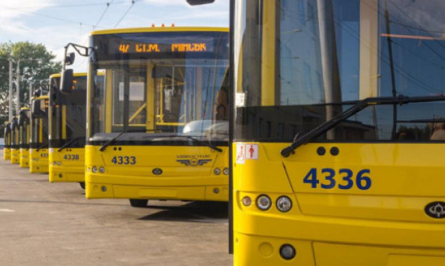 На выходных из-за ярмарок в Киеве изменят движение два автобусных и один троллейбусный маршруты (схемы)