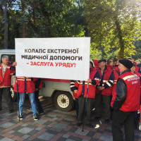 Денег нет: Медперсонал Киевщины пикетирует парламент