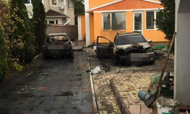 В частном дворе Василькова дотла сгорели два автомобиля на еврономерах (фото)