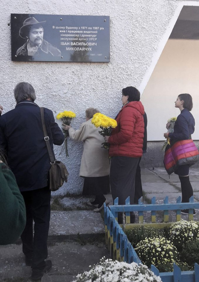 На столичных Березняках снова установили памятную доску Миколайчуку (фото)